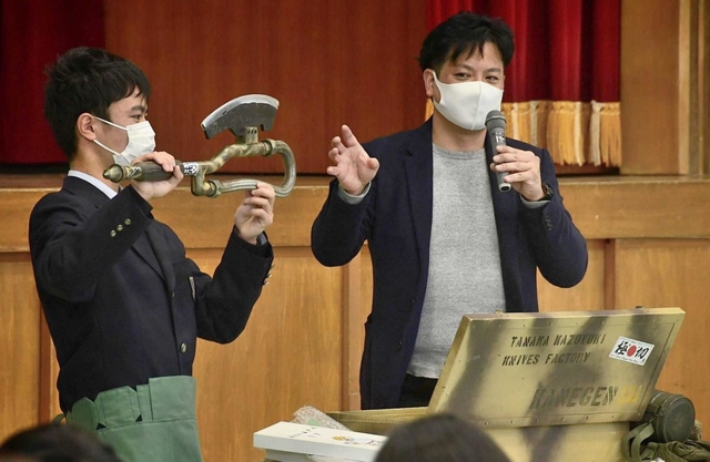 想像を具現化した製品を見せる田中誠貴さん＝吉川高校