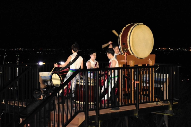 別所ともえ太鼓会のメンバーらが和太鼓演奏