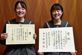 県の読書感想文コンクールで県知事賞に輝いた植田彩花さん（左）と県学校図書館協議会賞を受けた清花さん＝三木東中学校