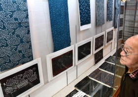 ボタンやツルなど、細やかな模様が目を引く型紙と古布＝ギャラリー湯の山みち