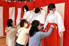 白衣とはかまを合わせる女性ら＝大塚町公民館