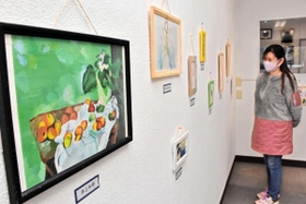 緑が丘中学校美術部員が思い思いに描いた作品が並ぶ会場＝さんさんギャラリーオアシス