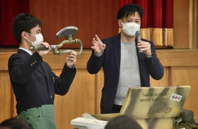 想像を具現化した製品を見せる田中誠貴さん＝吉川高校