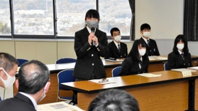 生徒たちが感じた疑問やアイデアを率直に語ったタウンミーティング＝三木市役所