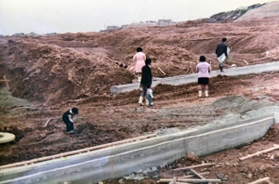 １９７０年の緑が丘。見渡す限り赤土色が広がる＝三木市緑が丘町西１丁目付近（松浦文太撮影）