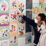 施設利用者らの力作がそろう「和紙ちぎり絵展」＝さんさんギャラリーオアシス