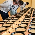 米粒の状態を慎重に確認する審査員＝山田錦の館