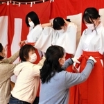 白衣とはかまを合わせる女性ら＝大塚町公民館