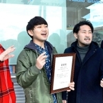 最優秀賞に輝いたＣＭソングを奏でる「ザ・ザビエルズ」のメンバー＝三木市役所