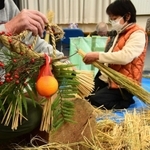 見本のしめ縄（左）を参考に制作する参加者＝東條町公民館