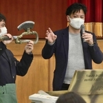 想像を具現化した製品を見せる田中誠貴さん＝吉川高校