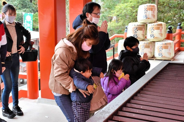 新年に願い事をする家族ら＝播州成田山