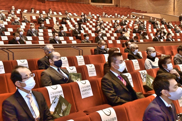 間隔を保って着席した出席者＝三木市文化会館