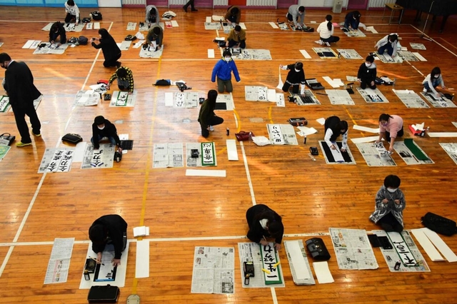 黙々と筆を走らせる児童たち＝東吉川小学校