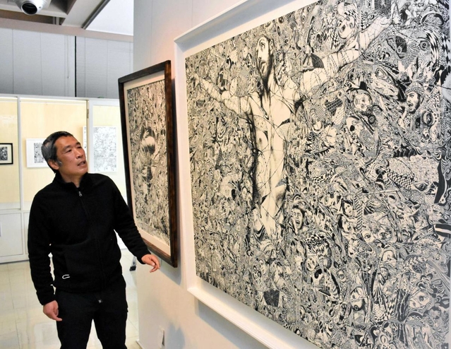 「ＣＲＹ－ＳＩＳ　クライシス」について説明する高田哲男さん＝三木市立堀光美術館