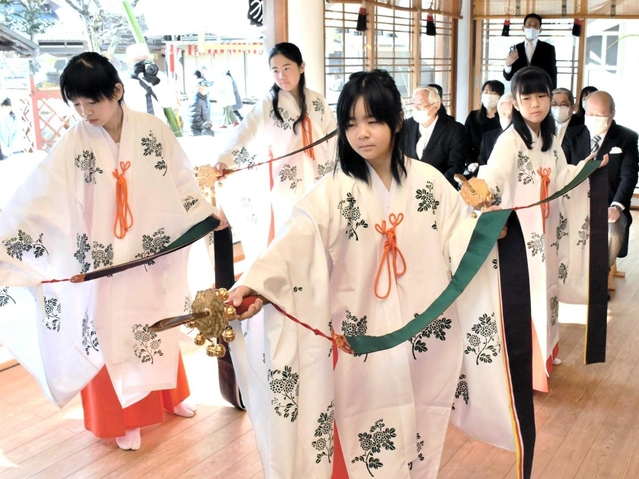 浦安の舞を奉納する子どもたち＝三木市大塚２、戎神社