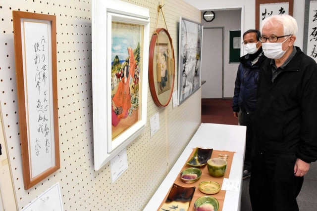俳句や陶芸、書作品などが並ぶ会場＝さんさんギャラリーオアシス