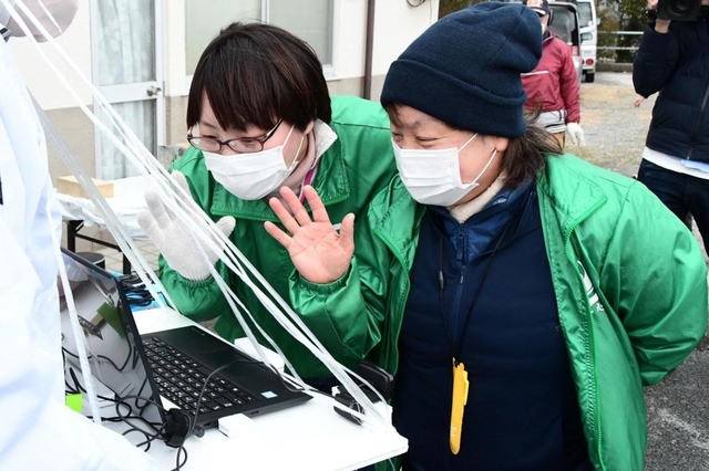 宮城県名取市の住民と、パソコン越しに交流する神戸・心絆のメンバー＝三木市志染町広野