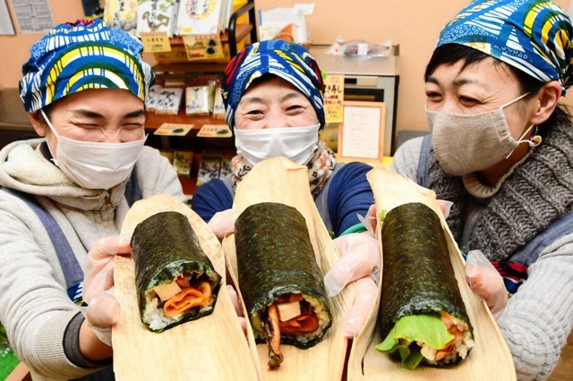 健康と幸福への願いが込められた恵方巻き＝三木市緑が丘町中１