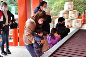 新年に願い事をする家族ら＝播州成田山