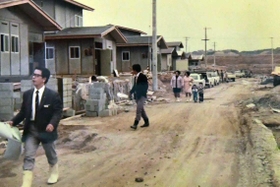 １９７１年ごろの緑が丘。舗装前の道路には、長靴を履いて歩く人の姿がある＝三木市緑が丘町西４丁目付近（松浦文太撮影）
