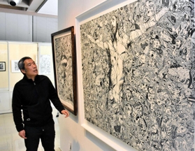 「ＣＲＹ－ＳＩＳ　クライシス」について説明する高田哲男さん＝三木市立堀光美術館