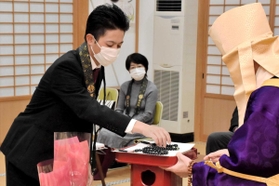 ２連の数珠を受け取る木下誠祐さん＝林鐘寺