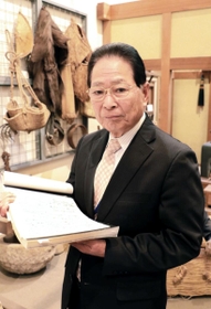 小野史の魅力を語る小野市立好古館の石野茂三さん。市史編さんに尽くした＝小野市西本町