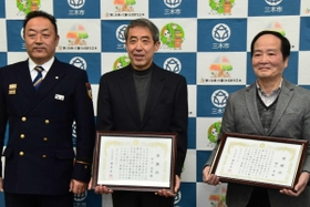 感謝状を受け取った仲上尚吾さん（中央）と横山昇さん（右）＝三木市消防本部