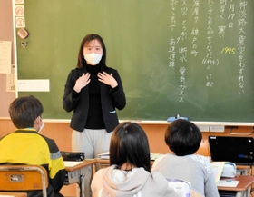 「車のラジオを大音量にして流した」などと、家族から聞いた経験を話す女性教諭＝緑が丘小学校