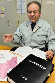 地域防災計画を基に被害予想や準備すべきことを訴える本岡忠明課長＝三木市役所