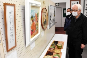 俳句や陶芸、書作品などが並ぶ会場＝さんさんギャラリーオアシス