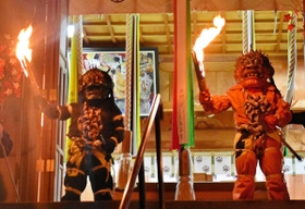 神前で火を受けたたいまつを手にする鬼＝大宮八幡宮