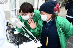 宮城県名取市の住民と、パソコン越しに交流する神戸・心絆のメンバー＝三木市志染町広野