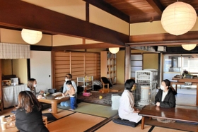 新しくオープンしたカフェ。「まるで実家のよう」とにぎわう＝三木市久留美