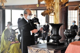 祭文を読み上げる別所公奉賛会の井岡誠会長＝雲龍寺