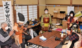 次期会長に笹野唯さんを指名し、拍手で賛成する会員＝三木市上の丸町