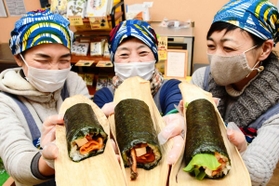 健康と幸福への願いが込められた恵方巻き＝三木市緑が丘町中１