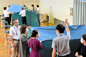 避難所運営の研修会で、間仕切りを組み立ててテントを張る職員＝２０２０年７月１０日、口吉川町公民館