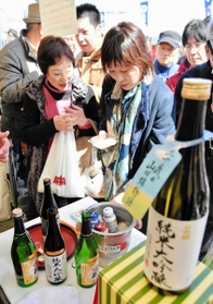 高級酒の試飲を楽しむ人たちでにぎわった山田錦まつり＝２０１９年３月９日、山田錦の郷