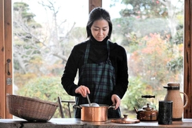 ヨモギをオイルで抽出する原田美由紀さん（ｉｌｏｕ提供）