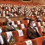 間隔を保って着席した出席者＝三木市文化会館