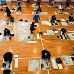 黙々と筆を走らせる児童たち＝東吉川小学校