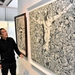 「ＣＲＹ－ＳＩＳ　クライシス」について説明する高田哲男さん＝三木市立堀光美術館