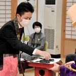 ２連の数珠を受け取る木下誠祐さん＝林鐘寺