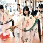 浦安の舞を奉納する子どもたち＝三木市大塚２、戎神社