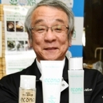 酒米山田錦を使った化粧品をアピールする三木敏秀社長＝キングエース