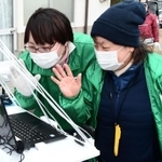 宮城県名取市の住民と、パソコン越しに交流する神戸・心絆のメンバー＝三木市志染町広野