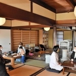 新しくオープンしたカフェ。「まるで実家のよう」とにぎわう＝三木市久留美
