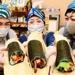 健康と幸福への願いが込められた恵方巻き＝三木市緑が丘町中１